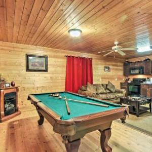 Hidden Hideaway Cabin with Deck and Pool Table!