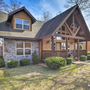 Rustic Lake Cabin- 1 Mi to Silver Dollar City