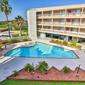 Corpus Christi Condo with Pool - Steps to Beach