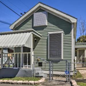 Historic Cottage Near Pleasure Pier and The Strand