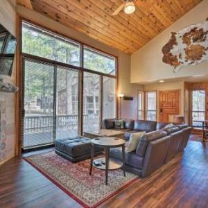 Luxe Pinetop Townhome with Deck Less Than 1mi to Golf Course!