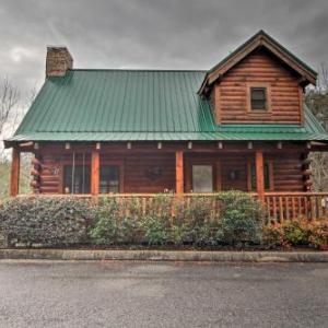 Romantic Pigeon Forge Cabin with Hot Tub 4Mi to DTWN
