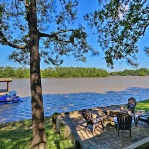 Lakefront Family-Friendly Home Fire Pit and Dock!