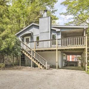 Deep Creek Lake Cottage with Hot Tub and Billiards!