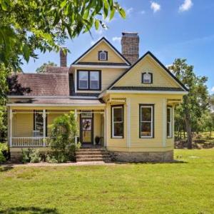 23-Acre Victorian Farmhouse 30 Min to Austin!