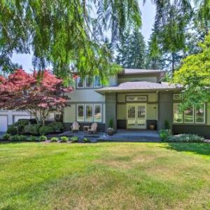 Seattle Home with Fire Pit and Pvt Putting Green