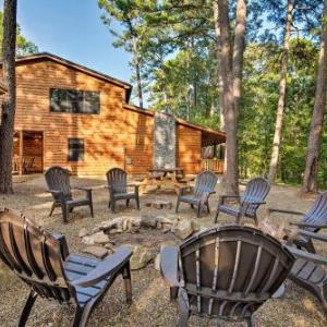 Cabin with Hot Tub and Grill - 6 Mi to Broken Bow Lake