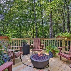 Cozy Hideaway with Grill and Firepit 17Mi to Asheville