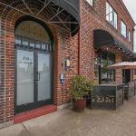 Large eclectic 1 BR above restaurant 15min to PDX Camas Washington