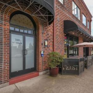 Large eclectic 1 BR above restaurant 15min to PDX
