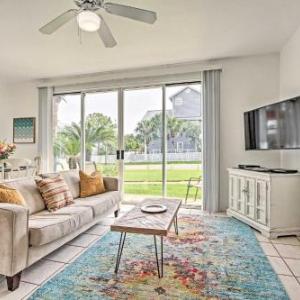 Modern Destin Cottage with Patio Short Walk to Beach
