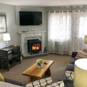 Cozy Condo with Loon Mtn View Pool Hot Tub andBalcony