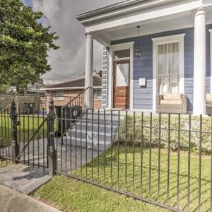 Chic New Orleans Duplex - Near Public Street Cars!