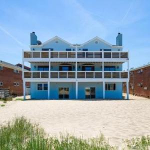 Dune House Coastal Getaway (Beach Front Carriage House Sleeps 10)