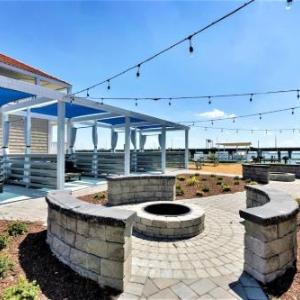 Bay Breeze Compass Suite (1 bed/1 bath condo with cabanas fire pits and pier)