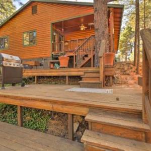 Rustic Cabin with Deck about 4 Mi to Old Town Flagstaff!