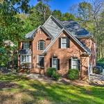 Pet-Friendly ’Queen City’ Home wPool & BBQ!