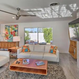 Mid-Century Modern Oasis 1 Mile to El Paseo!