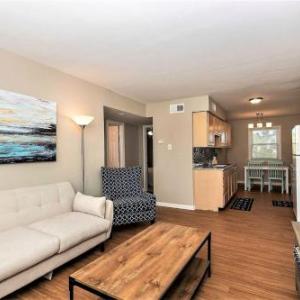 Beach Cottage Breeze Suite (2 bed/1 bath condo 1 block from beach)