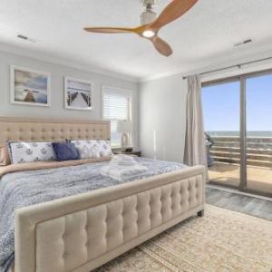 Dune House Beach Haven (Beachfront Carriage House sleeps 10)