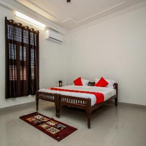Capital O 18272 Hotel Lambodar
