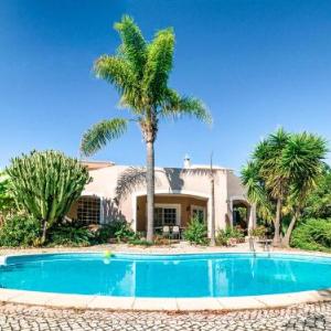 Venda Nova Villa Sleeps 8 with Pool Air Con and WiFi