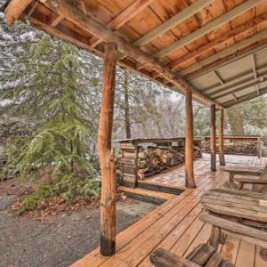 30-Acre Creekside Cabin - 8 Mi to Kings Canyon NP!