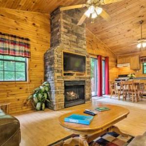 Bryson City Cabin in Smoky Mountains with Hot Tub!