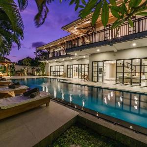 Villa Okenada - Modern 5-bedroom pool villa in Berawa!