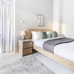 Astounding Marina Views in this Elegant 3BR!