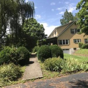 8 bedroom 12 bed Large Country Home