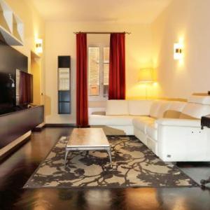 Piazza Maggiore Luxury Apartment by Synergy