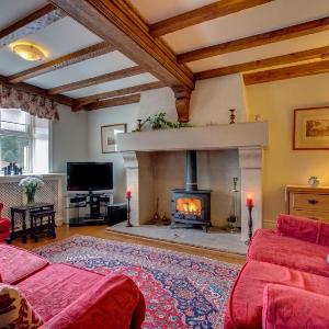 Traditional Country Cottage with Private Hot Tub