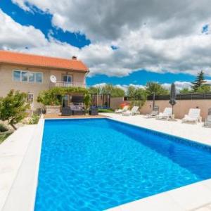 Nice home in Lisicic w/ Outdoor swimming pool and 4 Bedrooms