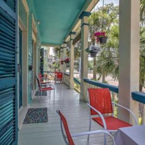 Vintage Galveston Apt Less Than half Mi to Porretto Beach!