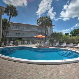 Apartment with Pool 1-Block Walk to Deerfield Beach