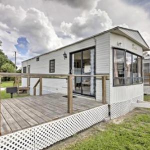 Airy Silver Springs Resort Cabin - Steps to Lake!