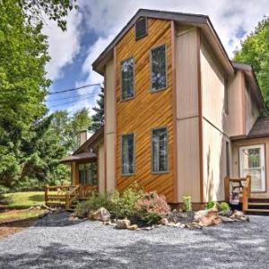 House with Porch Less Than 10 Mi to Lakes and Big Boulder Ski!