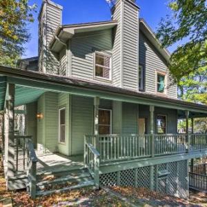 Boone Home with Deck - 9 Miles to Mystery Hill!