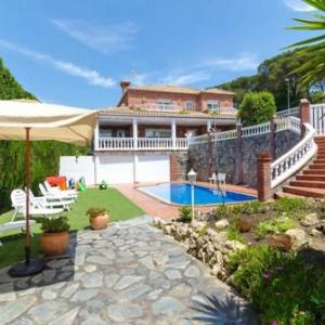 Lloret de Mar Villa Sleeps 8 Pool Air Con WiFi