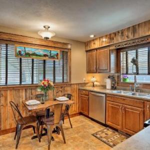 Cozy Custer Cottage with Deck Walk to Shops and Food!