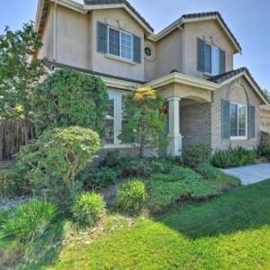 Family-Friendly Tracy House with Patio and Grill!