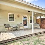 Canyon Lake Cottage with BBQ 1 Mi to Guadalupe River!