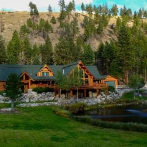 Custom Bitterroot Valley Cabin with On-Site Pond