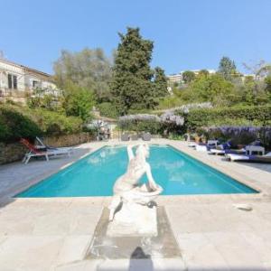 Grand villa overlooking Cannes and the sea.