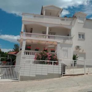 Apartment in Slatine with sea view balcony air conditioning Wi-Fi (4783-5)