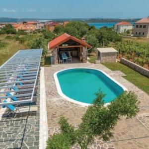 Eight-Bedroom Holiday Home in Pasman