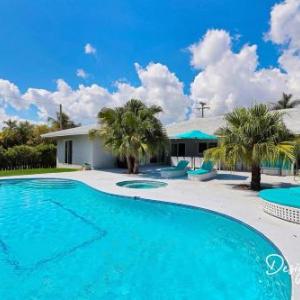 Waterfront Estate -5 BR w/pool- 5 min to beach