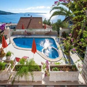 Stone Holiday Home With Pool