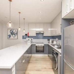 1Bedroom With TableMountain View